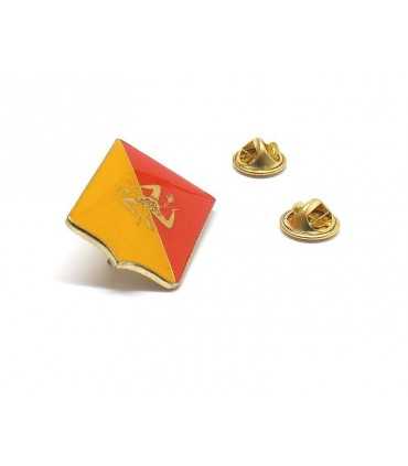 Trinacria_siciliana_smaltata_a_spilla_grande_da_giacca